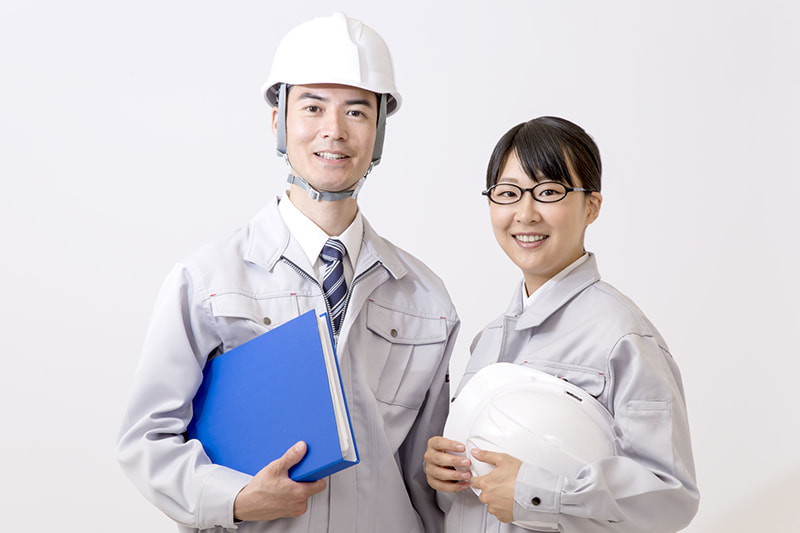 作業着を着た男女